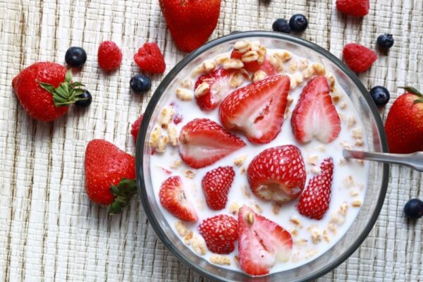 Dessert Sehat Favorit Selebgram 2025: Puding Chia dengan Berry & Madu — Ini Cara Bikin Versi Ekonomisnya!